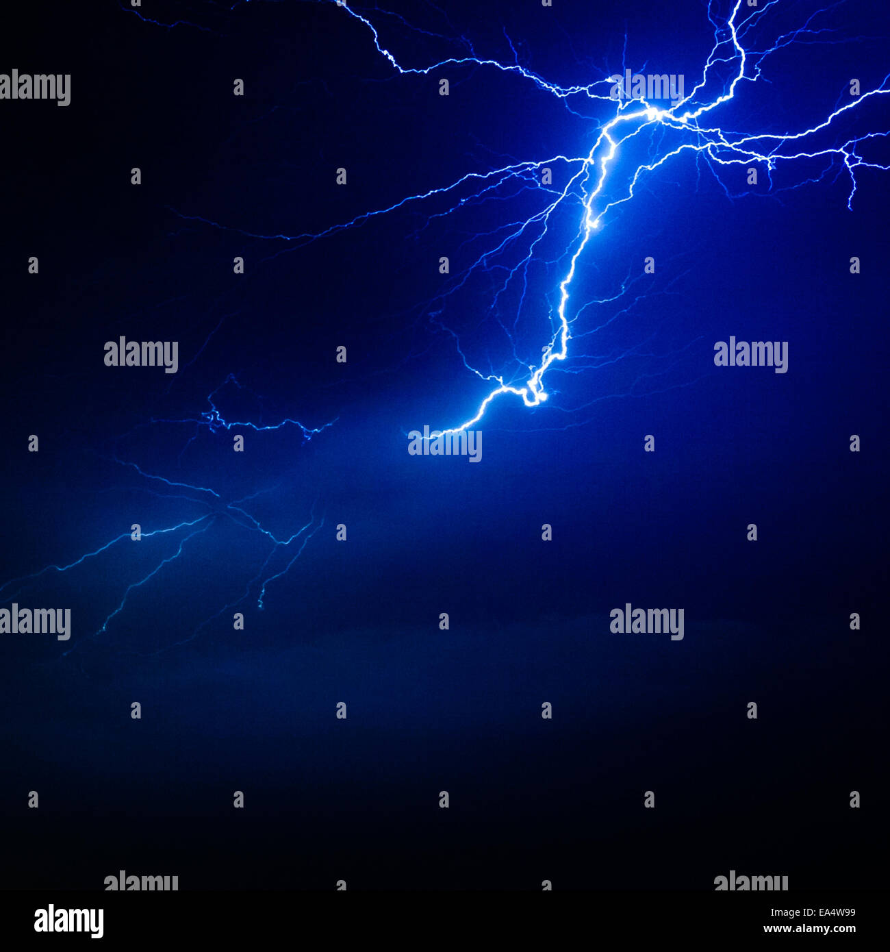 Fulmine colpisce in cielo Foto Stock