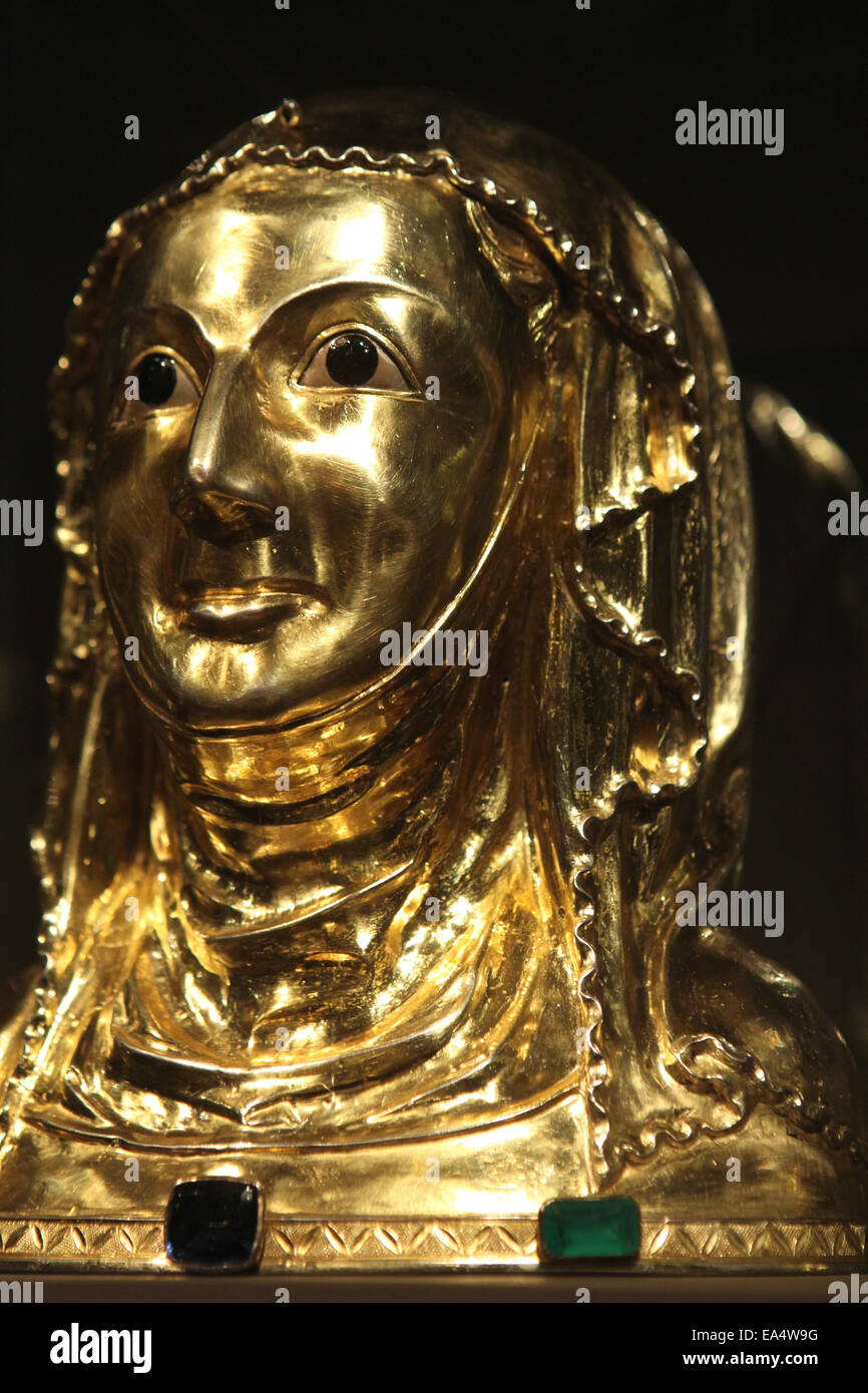 Il romanico busto reliquiario di Santa Ludmilla da St George convento presso il Castello di Praga a Praga, Repubblica Ceca. Foto Stock