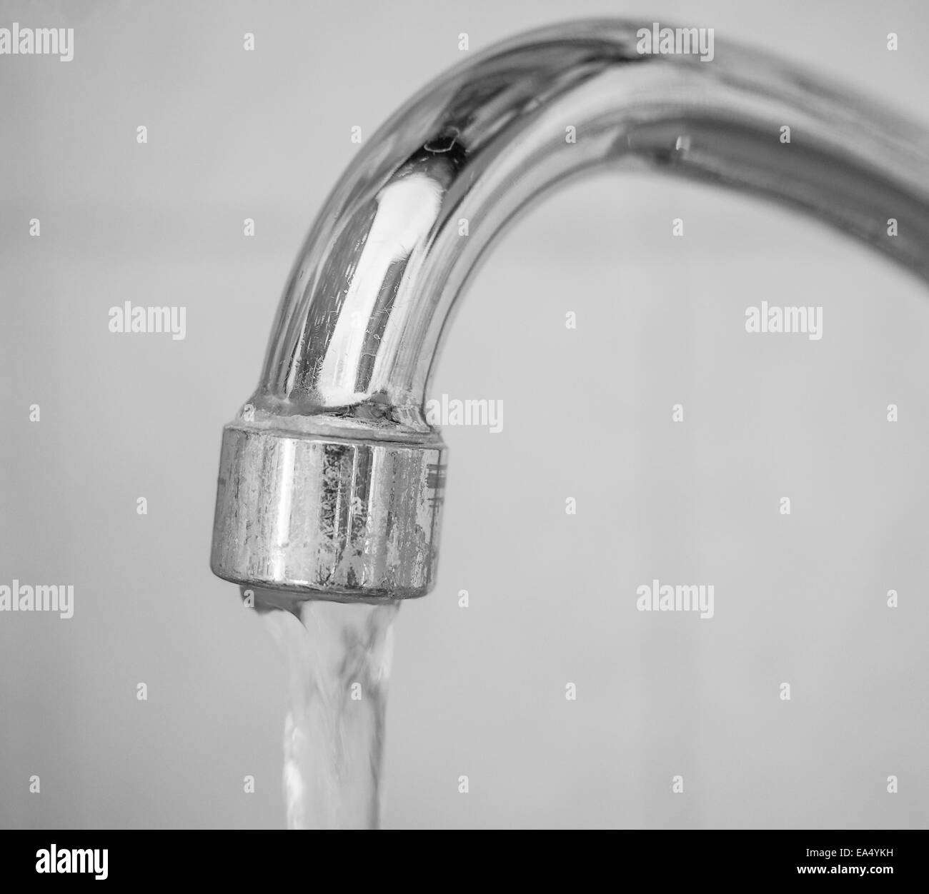 Lavello da cucina rubinetto con acqua corrente Foto Stock