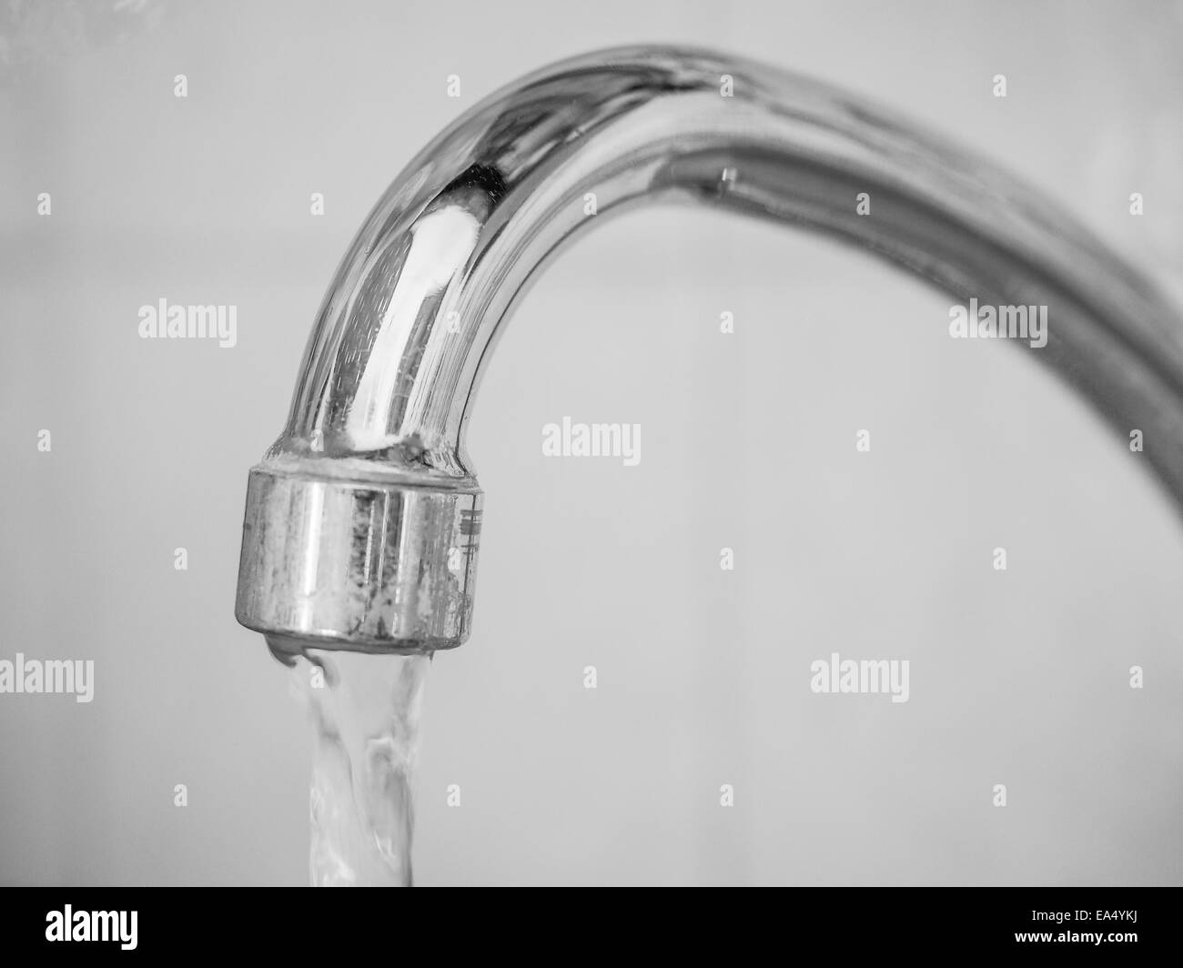 Lavello da cucina rubinetto con acqua corrente Foto Stock