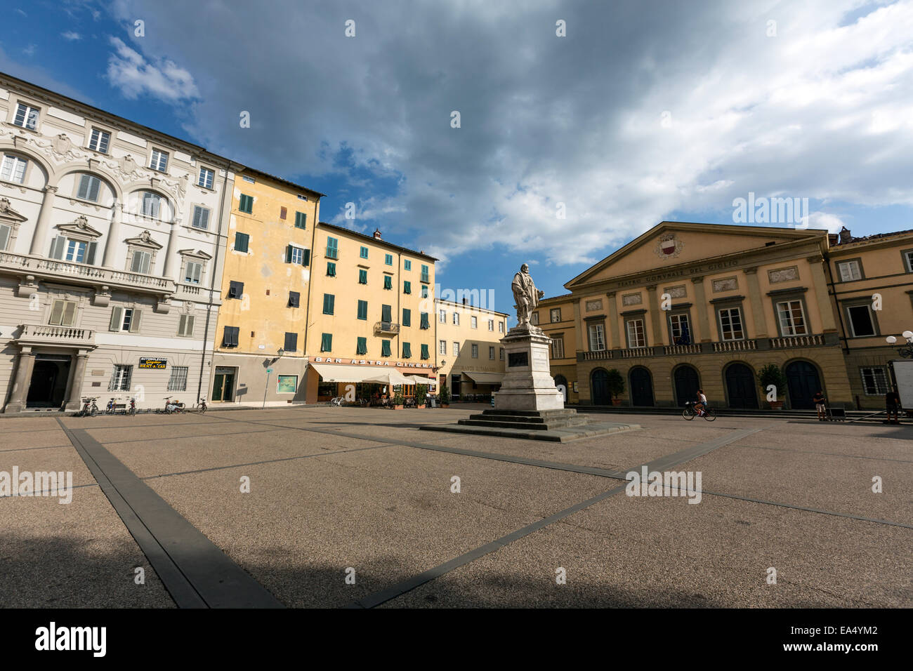 Piazza del Giglio con la statua in marmo di Giuseppe Garibaldi e il Teatro del Giglio - Foto Stock
