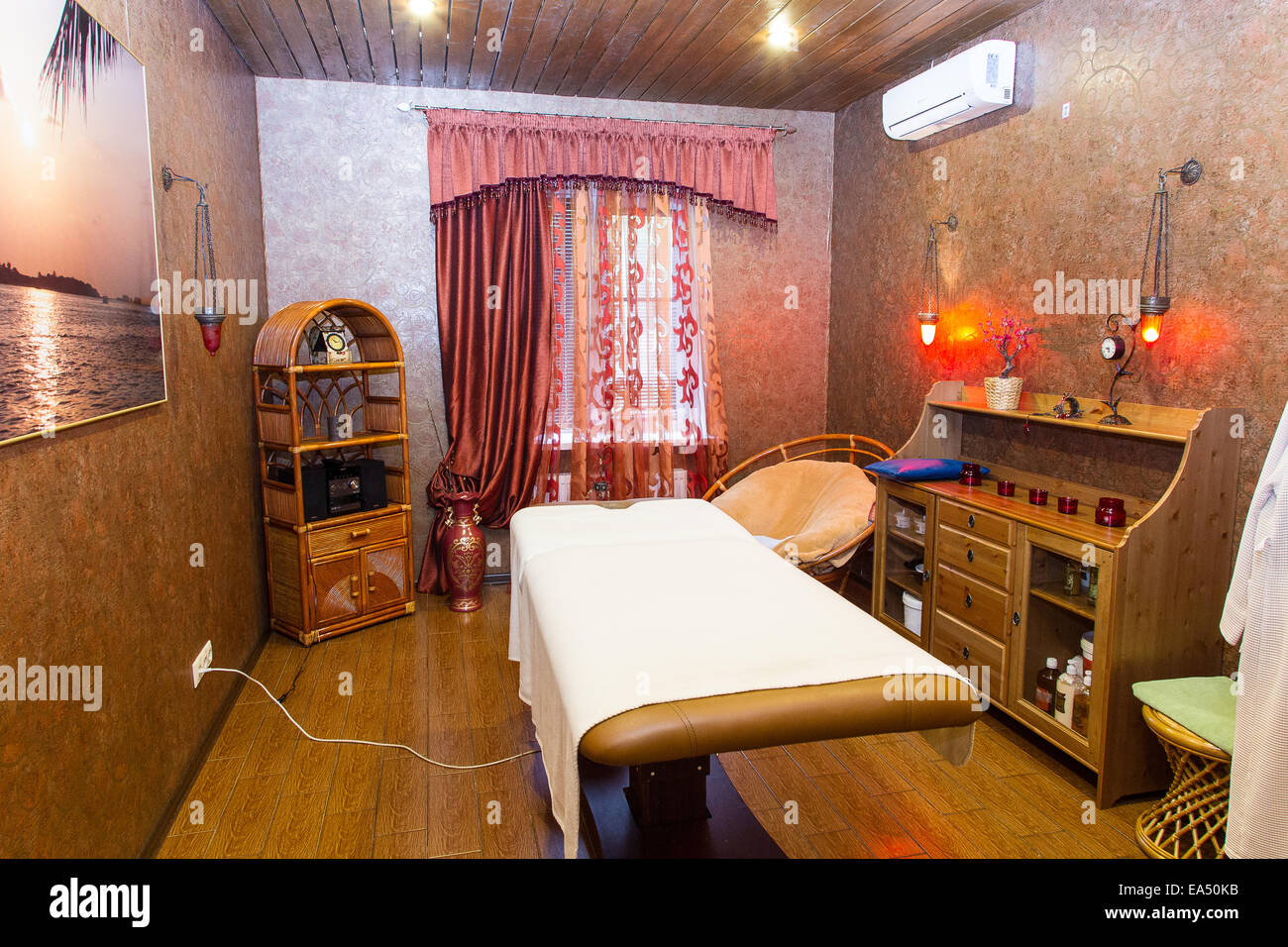 Lettino da massaggio nella spa salone Foto Stock