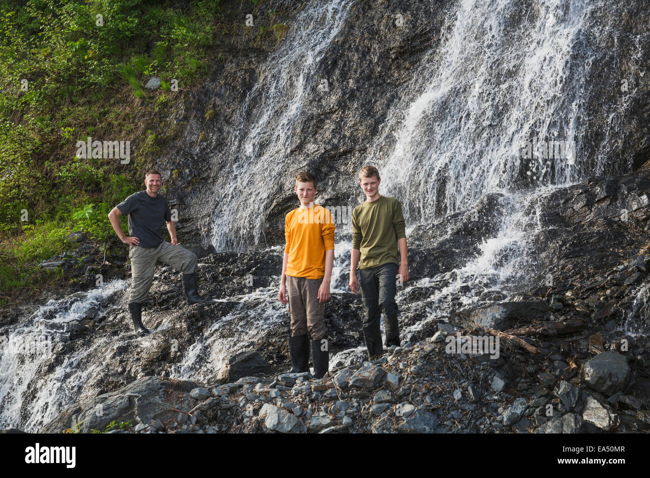 Papà,adolescenti cascata,Alaska,Valdez Foto Stock