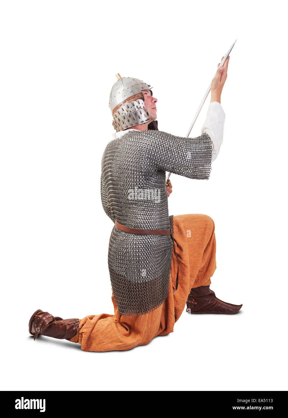 Il guerriero medievale uomo che indossa in antiche armor con la spada Foto Stock