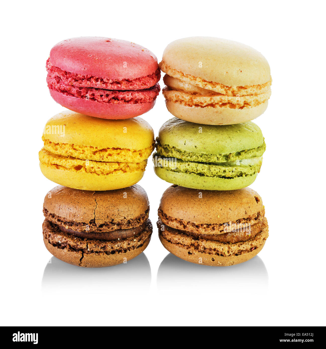 Colorati e gustosi Macarons francese su sfondo bianco Foto Stock