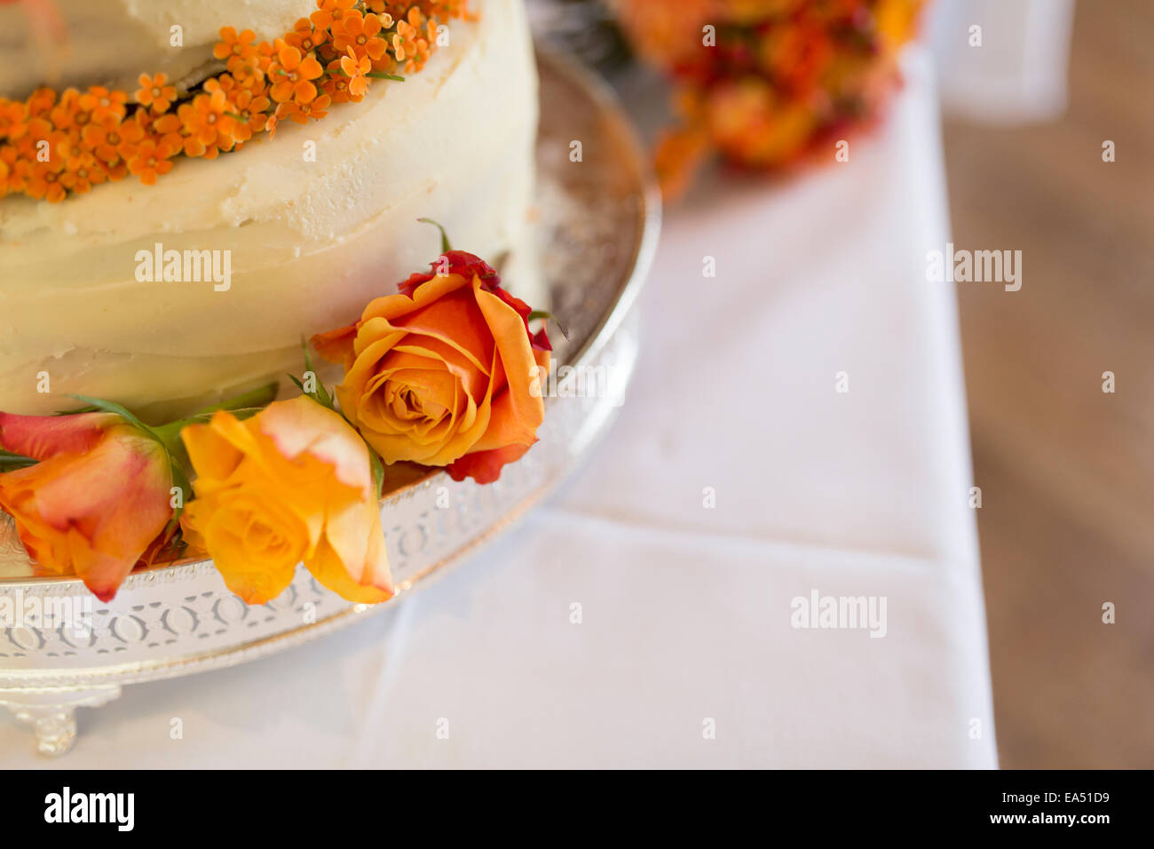 Torta di Nozze con tre livelli e fiore di arancia dettaglio Foto Stock