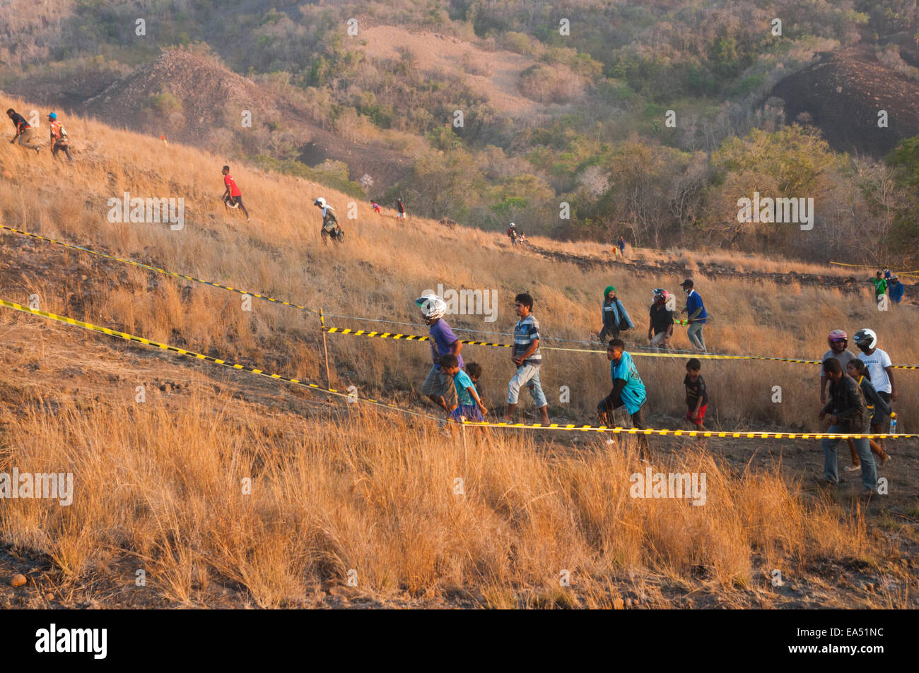La popolazione locale passando attraverso un quattro ruote motrici campo di regata a Waijarang hill, Lembata, Indonesia. Foto Stock