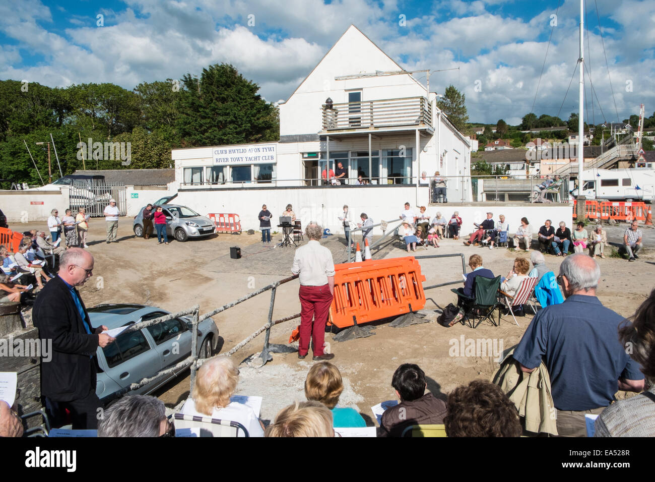 Inni sulla spiaggia. La chiesa cristiana di go-ers approfittare del clima soleggiato cantare canzoni religiose a Ferryside,West Wales, Galles Foto Stock