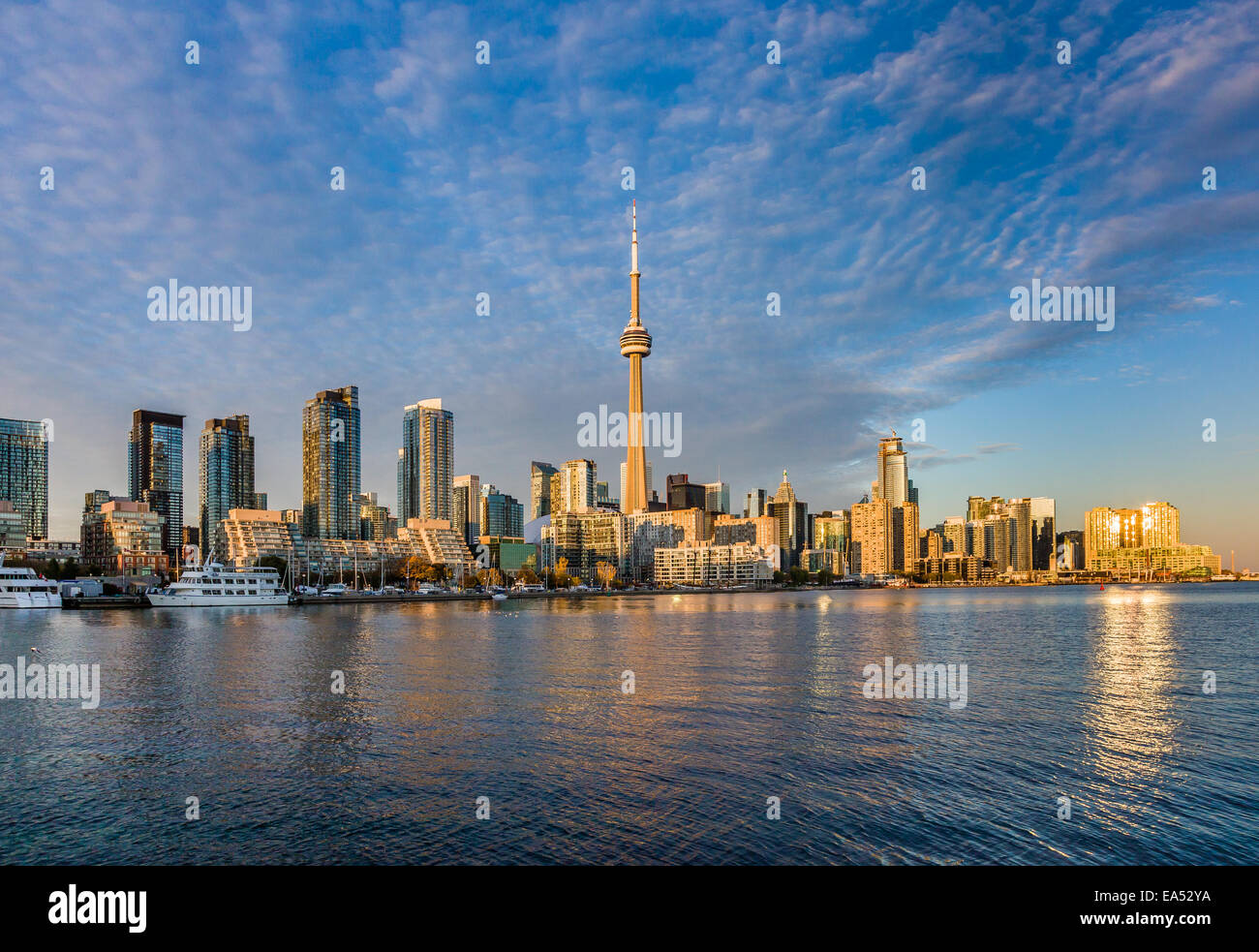 Toronto cityscape dalle isole al tramonto. Foto Stock