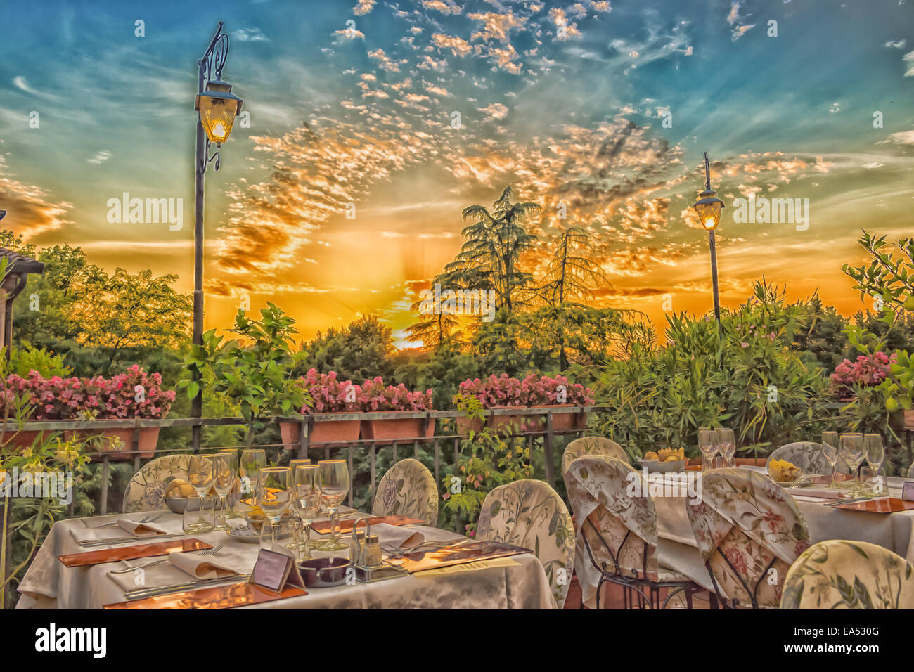 Cena tabelle in elegante stile italiano ristorante all'aperto sul reticolo di ferro parapetto sulle colline di Dozza (Bo) in Italia in un summe Foto Stock