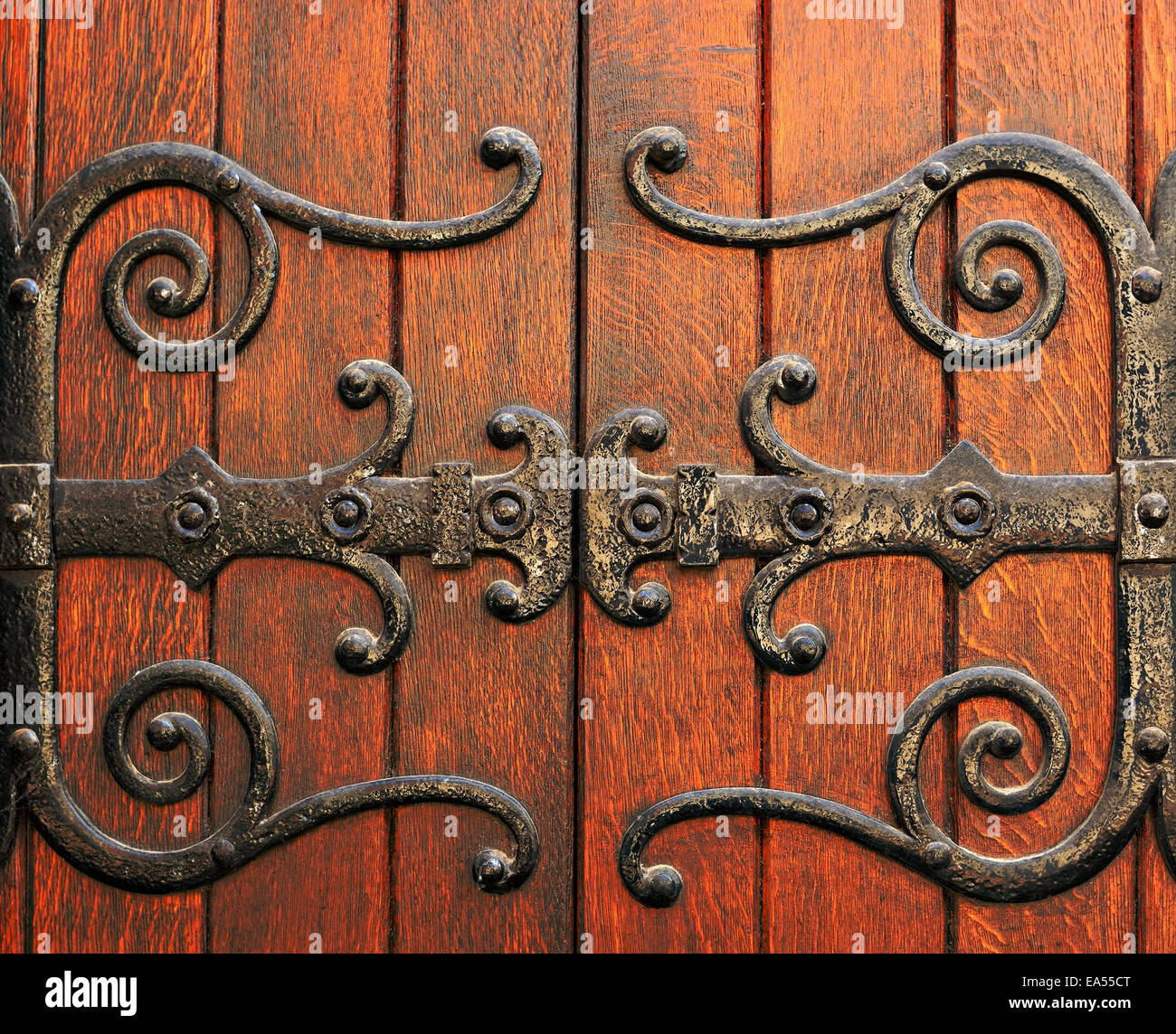 Porte in legno di stile gotico chiesa cattolica Foto Stock