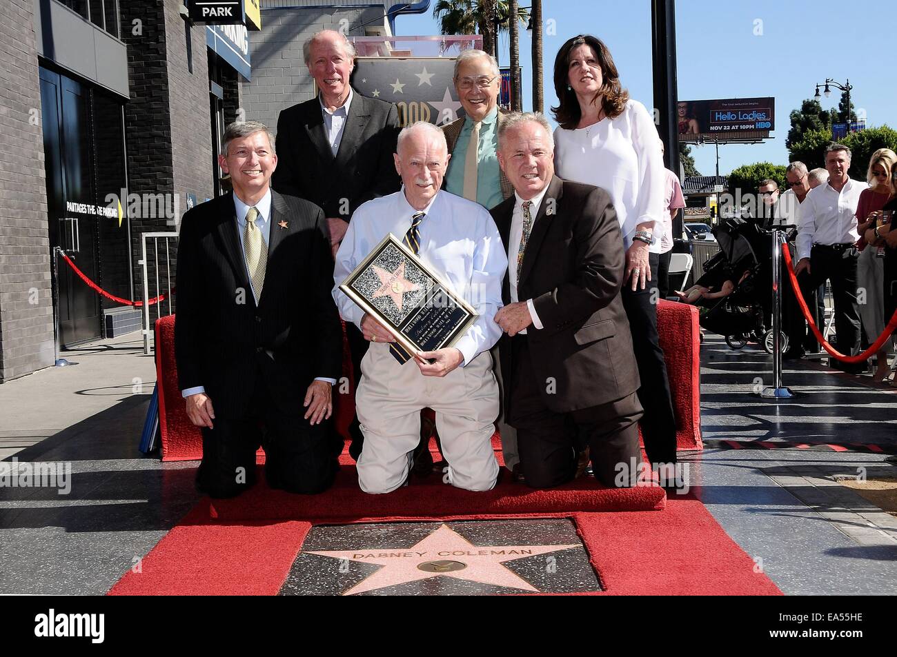 Los Angeles, CA, Stati Uniti d'America. 6 Nov, 2014. Leron Gubler, Dennis Kline, Dabney Coleman, Mark Rydell, Tom LaBonge, Maureen Schultz alla cerimonia di induzione per la stella sulla Hollywood Walk of Fame per Dabney Coleman, Hollywood Boulevard, Los Angeles, CA 6 novembre 2014. Credito: Michael Germana/Everett raccolta/Alamy Live News Foto Stock