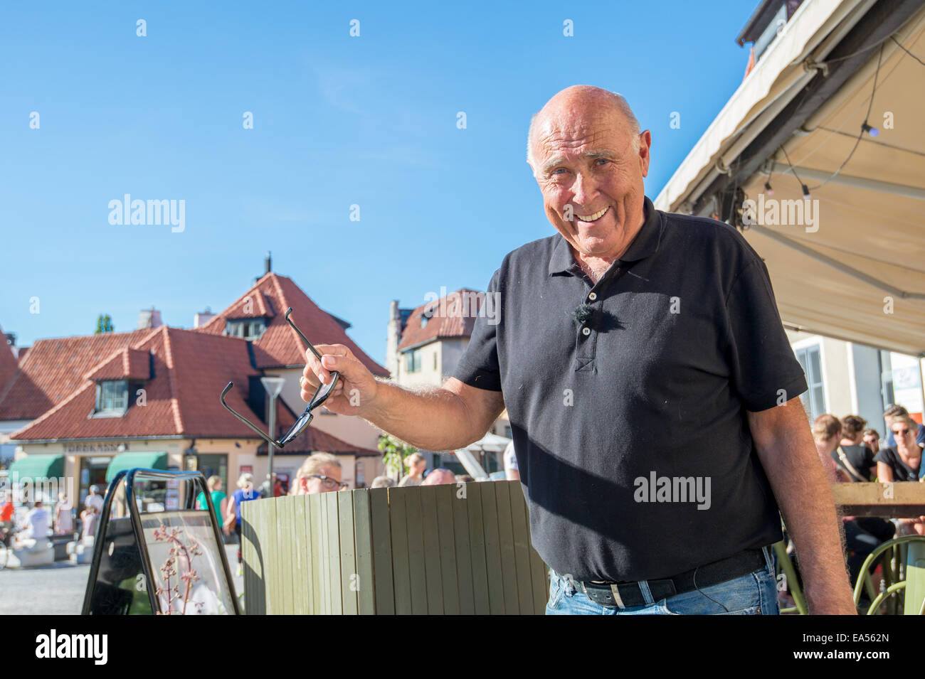 Ingvar Oldsberg dopo la registrazione di un programma TV nel borgo medievale di Visby, Svezia. Foto Stock