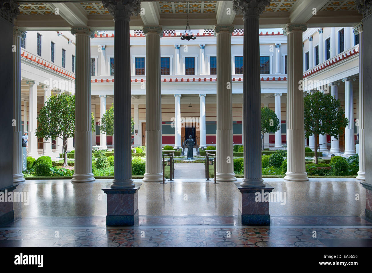 Il peristilio interno della Villa Getty di Los Angeles. Foto Stock