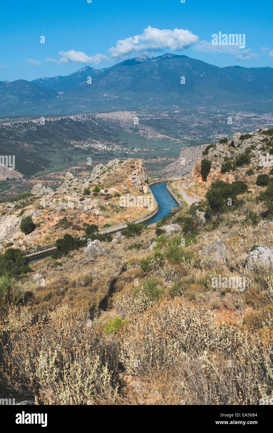 Canale di irrigazione per l'agricoltura in montagna Foto Stock
