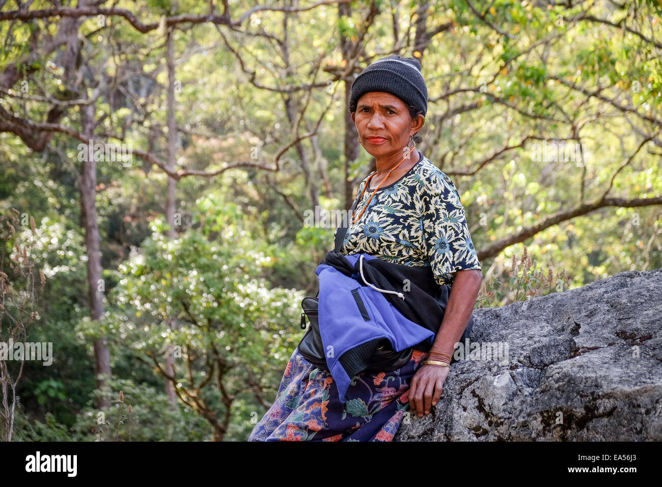 Yuliana Fuka, un abitante di Fatumnasi, in posa per una foto durante un viaggio al Monte Mutis. Fatumnasi, Timor centro-meridionale, Nusa Tenggara orientale, Indonesia. Foto Stock
