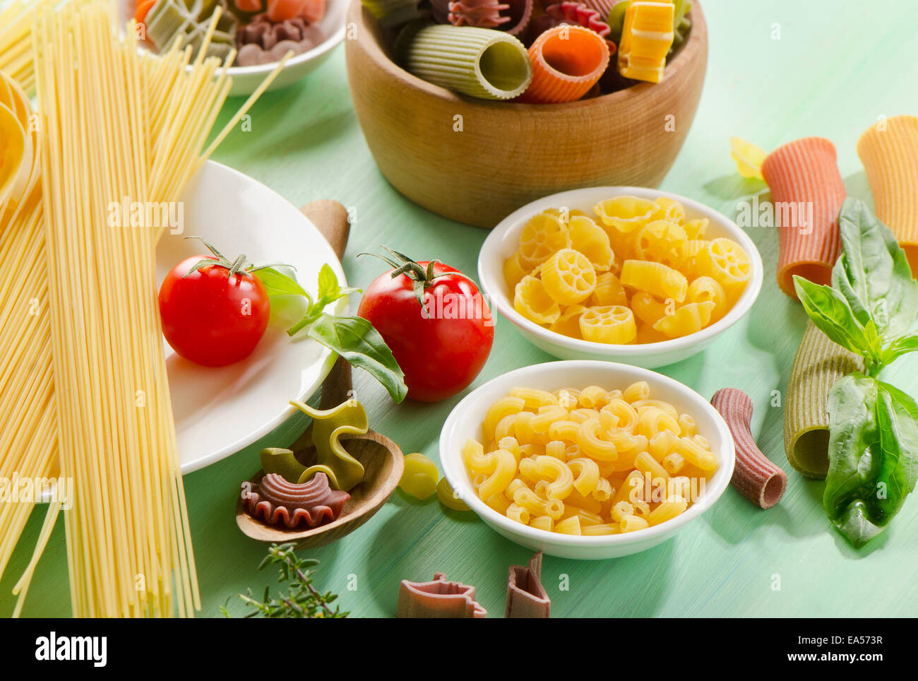 Diversi tipi di pasta su una tavola di legno Foto Stock