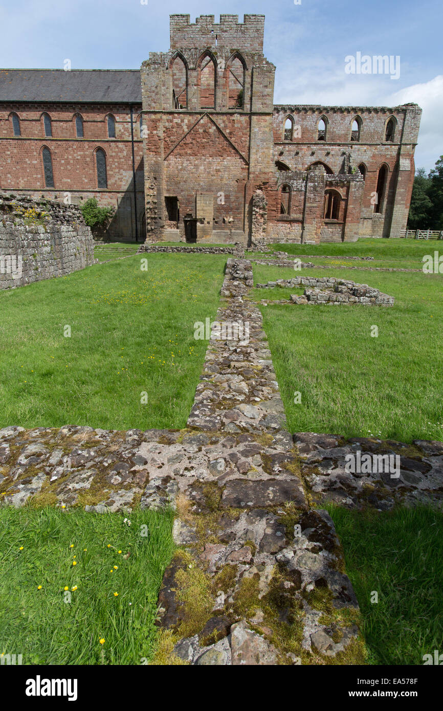 Lanercost Priory, Inghilterra. Vista pittoresca del rovinato fondazioni con la facciata sud della chiesa in background. Foto Stock