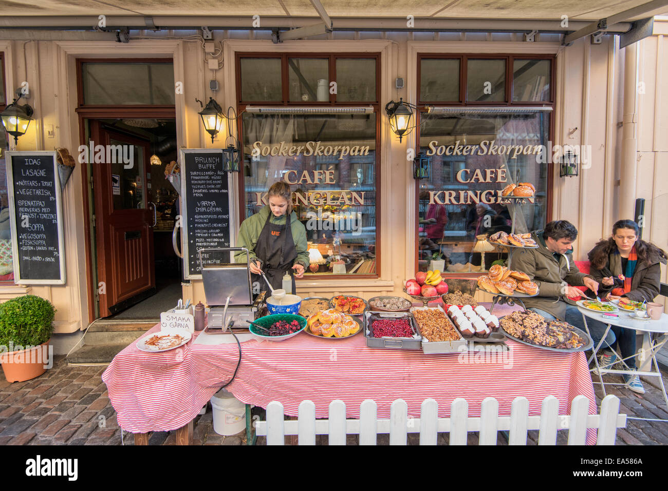 Una caffetteria serve caffè all'aperto in Haga, Göteborg durante il mese di novembre. Foto Stock
