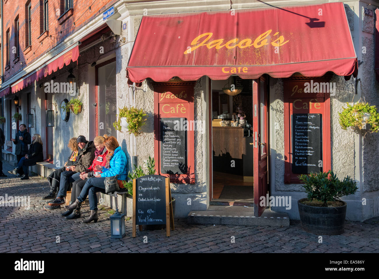 Le persone godono di rara novembre sunshine in Haga, Göteborg, Svezia. Foto Stock