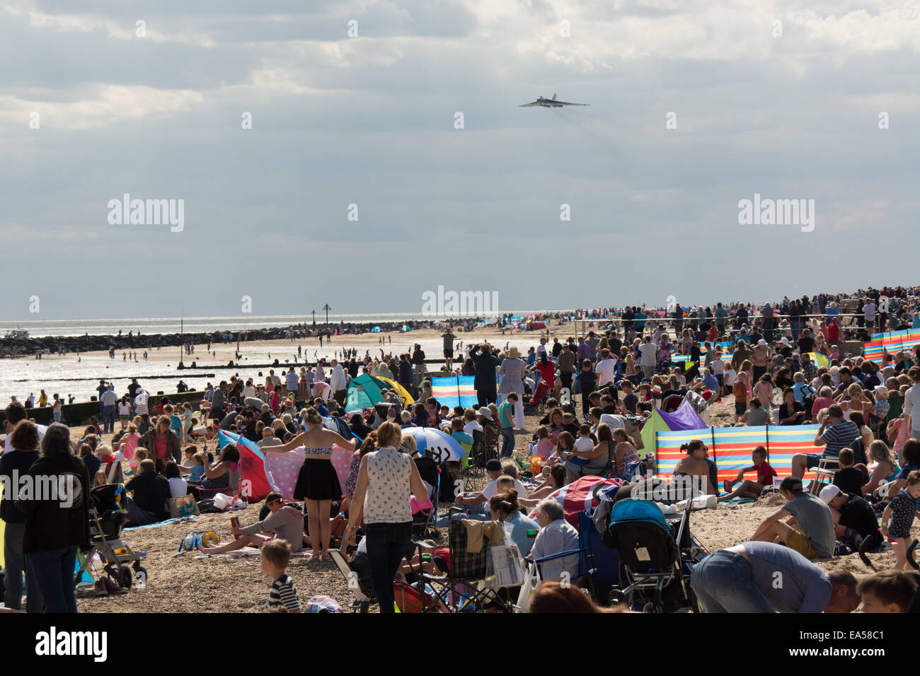 L'ultimo battenti Avro Vulcan inizia il volo oltre la folla a Clacton-on-Sea Airshow, Essex. L'Airshow di attira migliaia di persone. Foto Stock