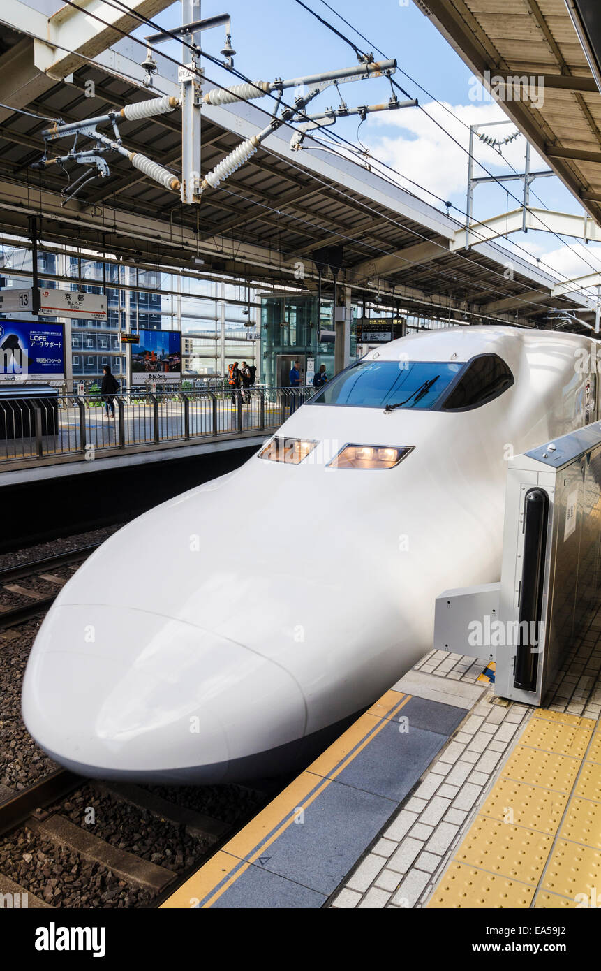 Shinkansen giapponese bullet train alla stazione di Kyoto, Giappone Foto Stock