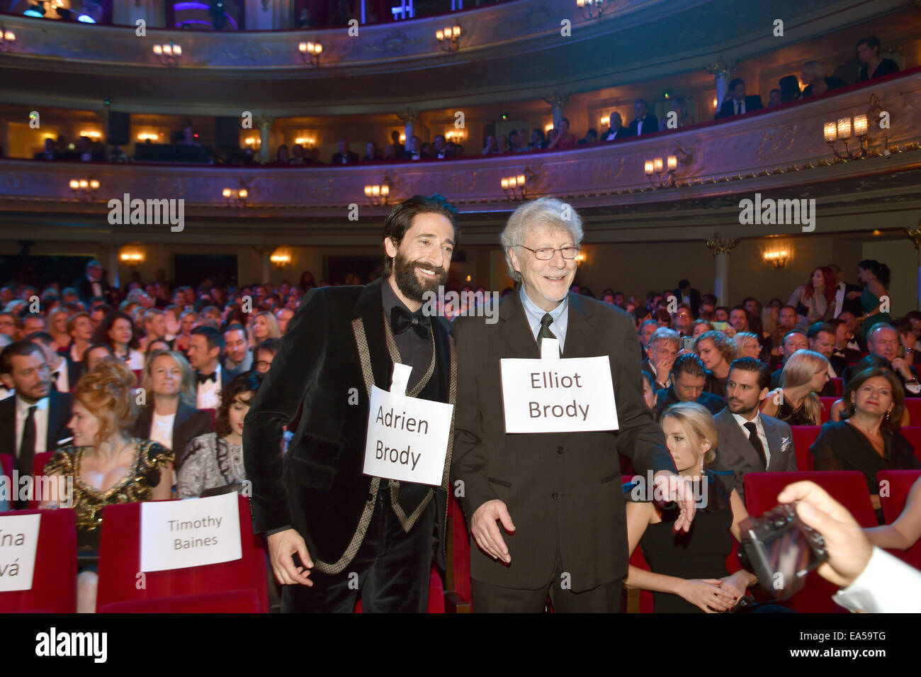 Berlino, Germania. 6 Nov, 2014. Noi attore Adrian Brody e suo padre Elliot (R) frequentano la XVI edizione del tedesco "GQ uomini dell'anno' premi al 'Komische Oper' theatre house a Berlino, Germania, 6 novembre 2014. I riconoscimenti Riconoscimenti esponenti di spicco provenienti dal mondo del tedesco e dello spettacolo internazionale, società, sport, poltics, della moda e della cultura. Foto: Jens Kalaene/dpa/Alamy Live News Foto Stock