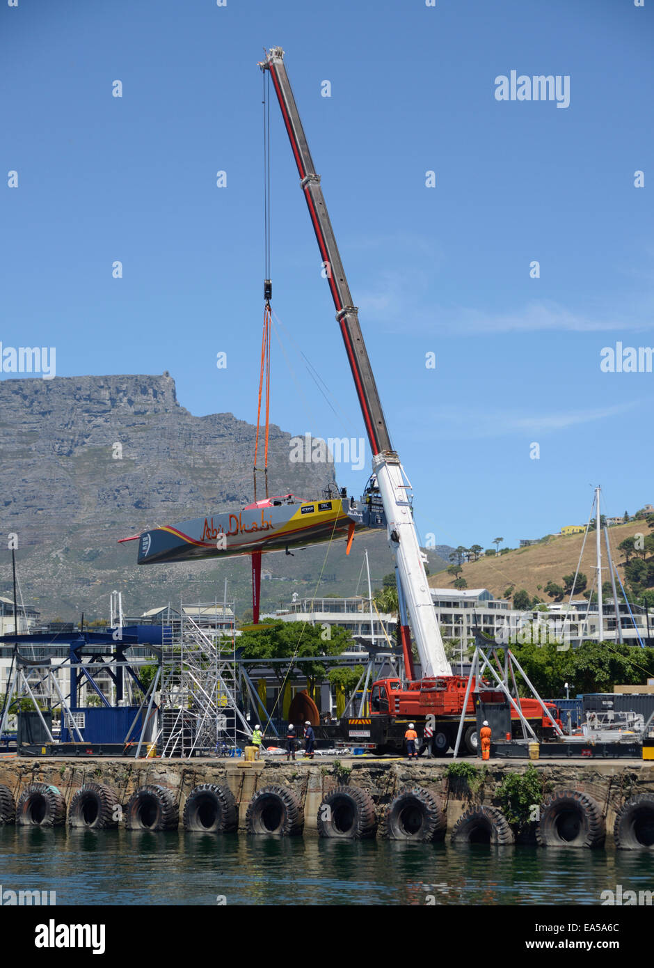 Yacht leader Abu Dhabi è issata per riparazioni di routine in Città del Capo Porto Vecchio Foto Stock