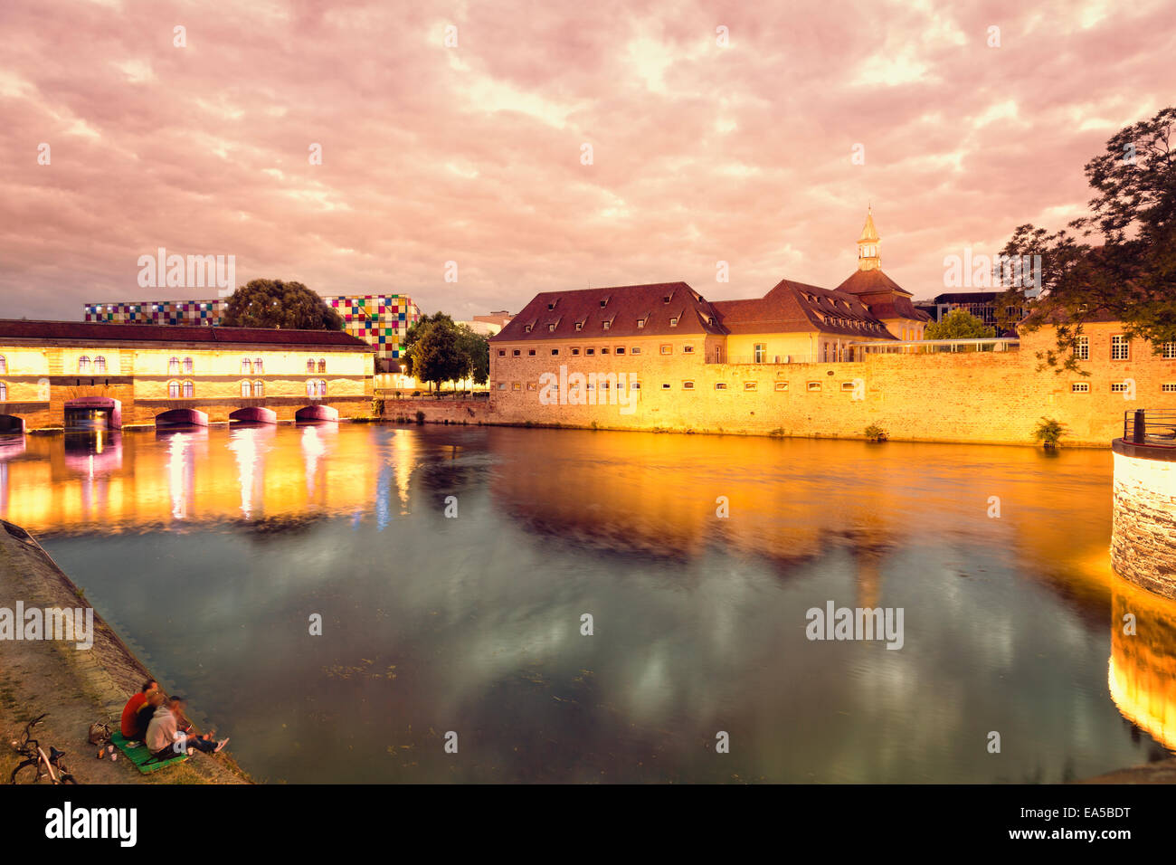 Francia, Alsazia, Strasburgo, Petite France, Barrage Vauban, Fiume lll nella luce della sera Foto Stock
