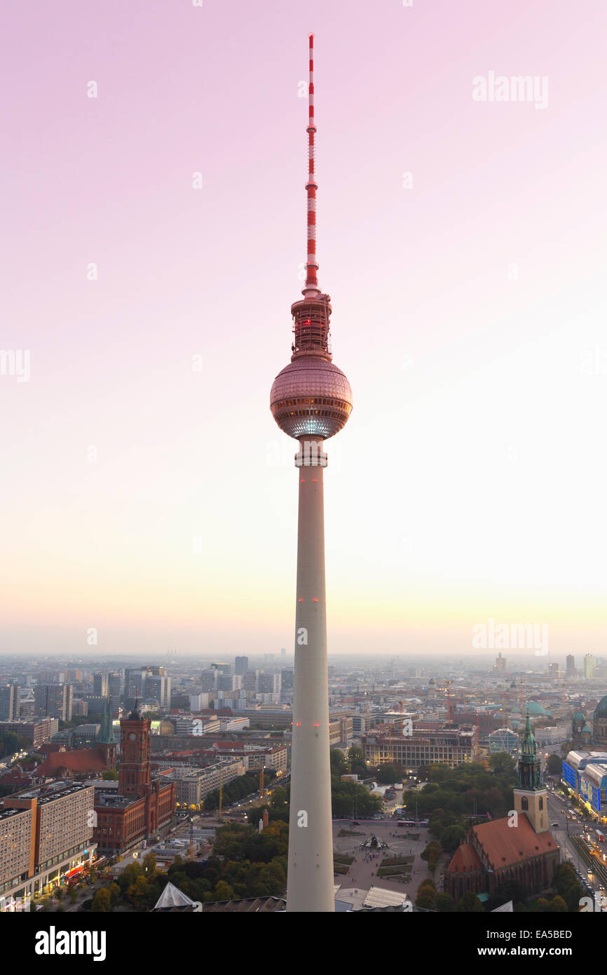 Germania Berlino, Berlino torre della televisione e il paesaggio nella luce della sera Foto Stock