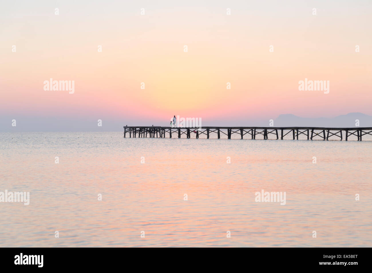 Isole Baleari Spagna, Cala de Muro, la gente su un molo Foto Stock
