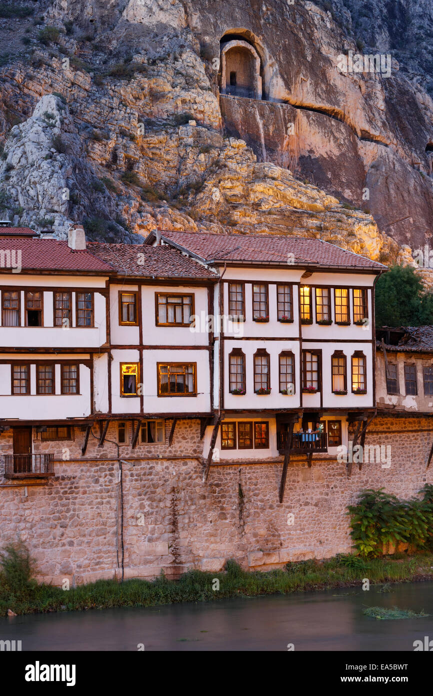 La Turchia, la regione del Mar Nero, Amasya, case ottomane e tombe di roccia di fiume Yesilirmak Foto Stock