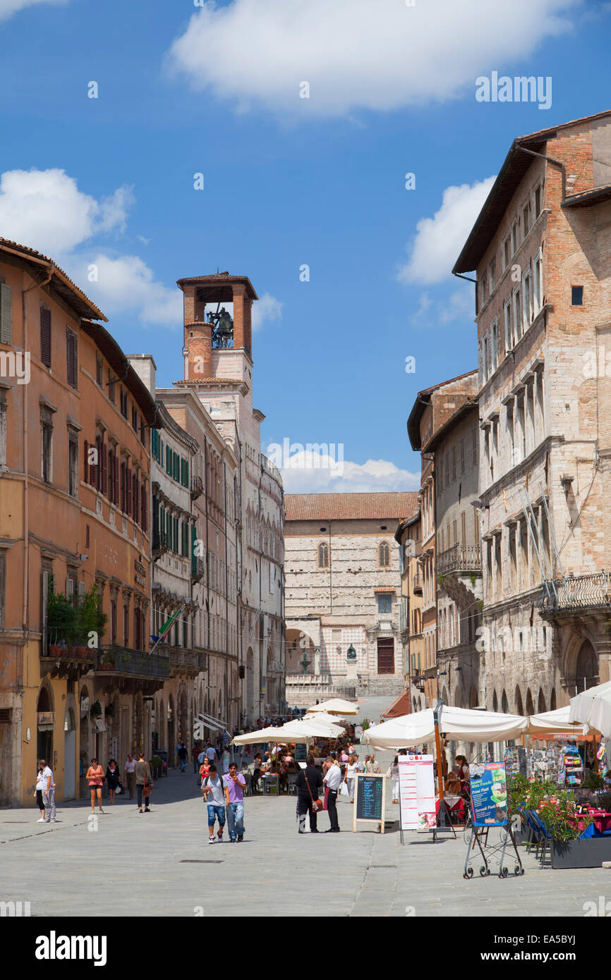 Ristoranti all'aperto sul Corso Vannucci, Perugia, Umbria, Italia Foto  stock - Alamy
