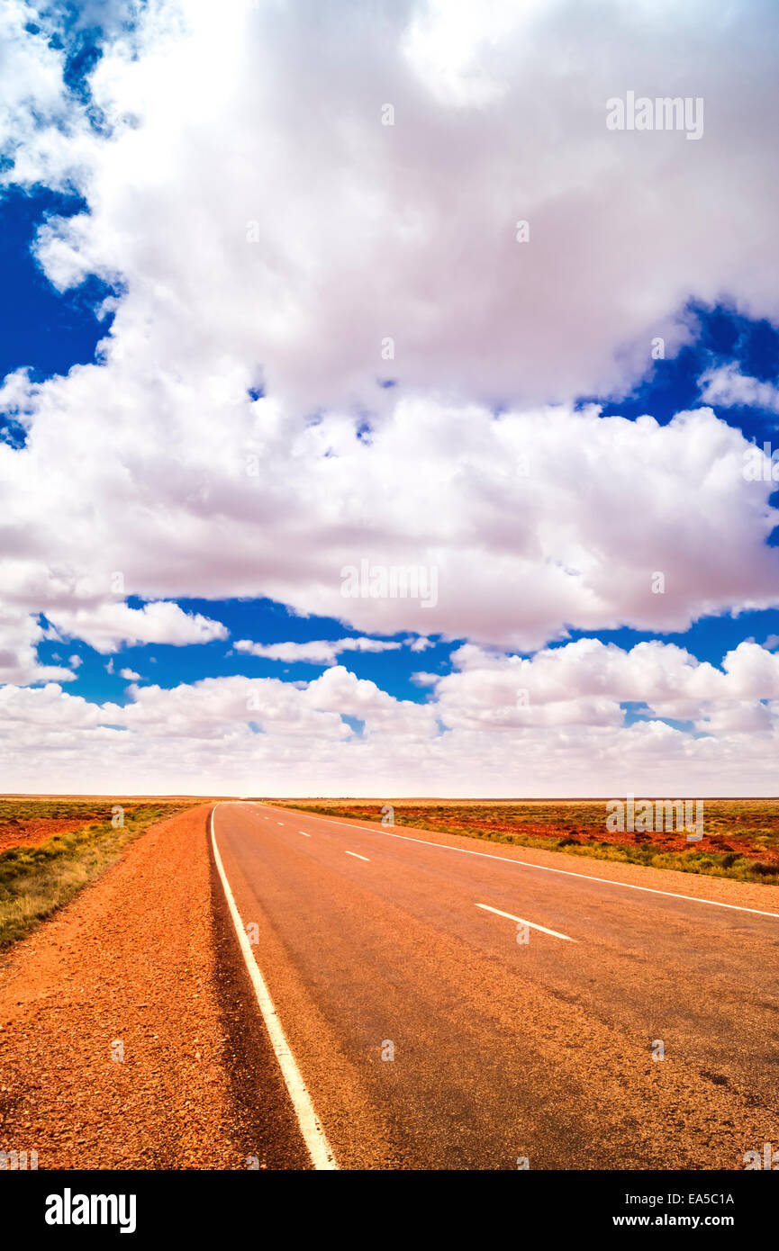 Australia, Territorio del Nord, strada nel paesaggio rurale Foto Stock