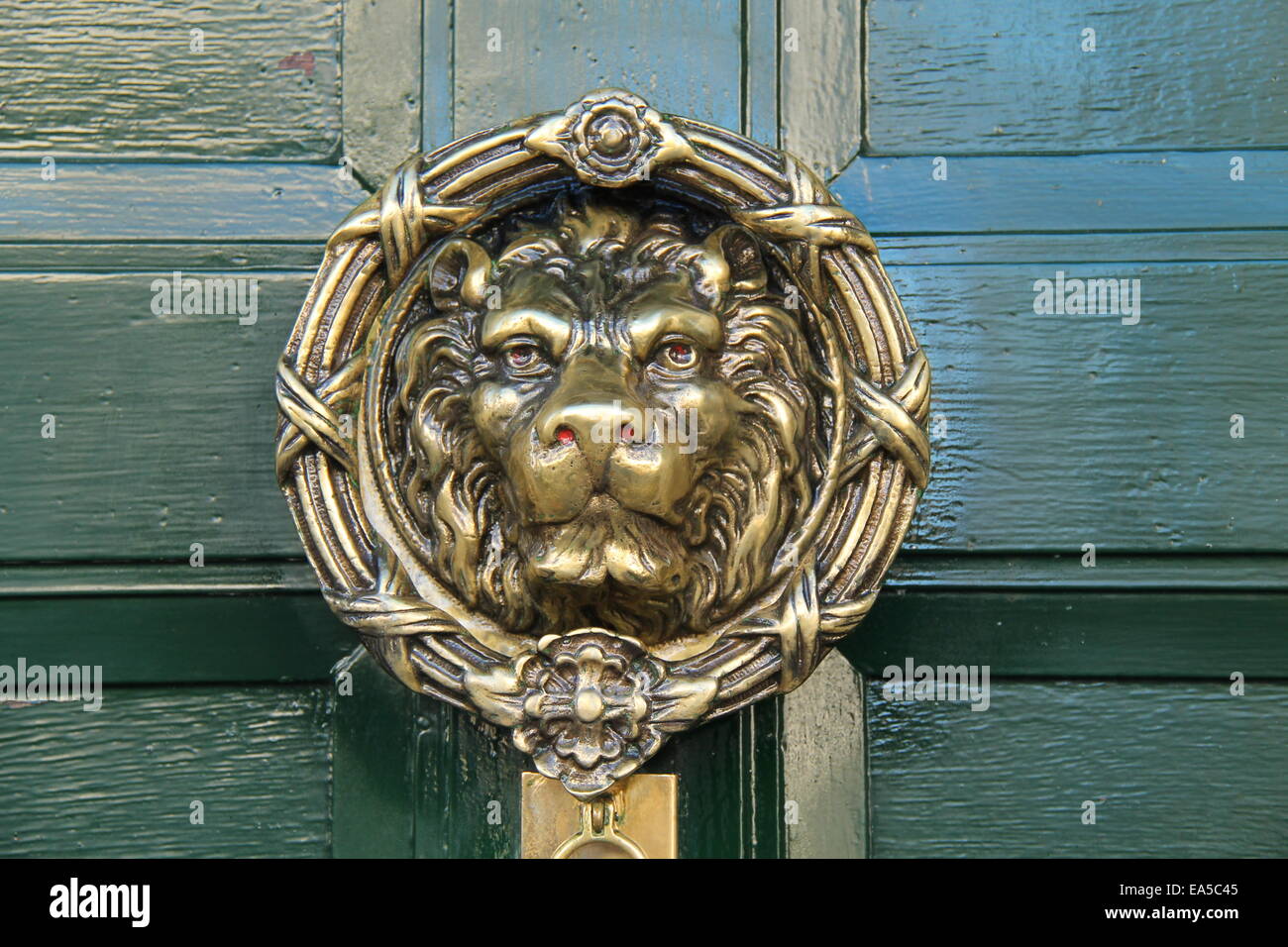 Un grande leone in ottone faccia porta Design respingente. Foto Stock