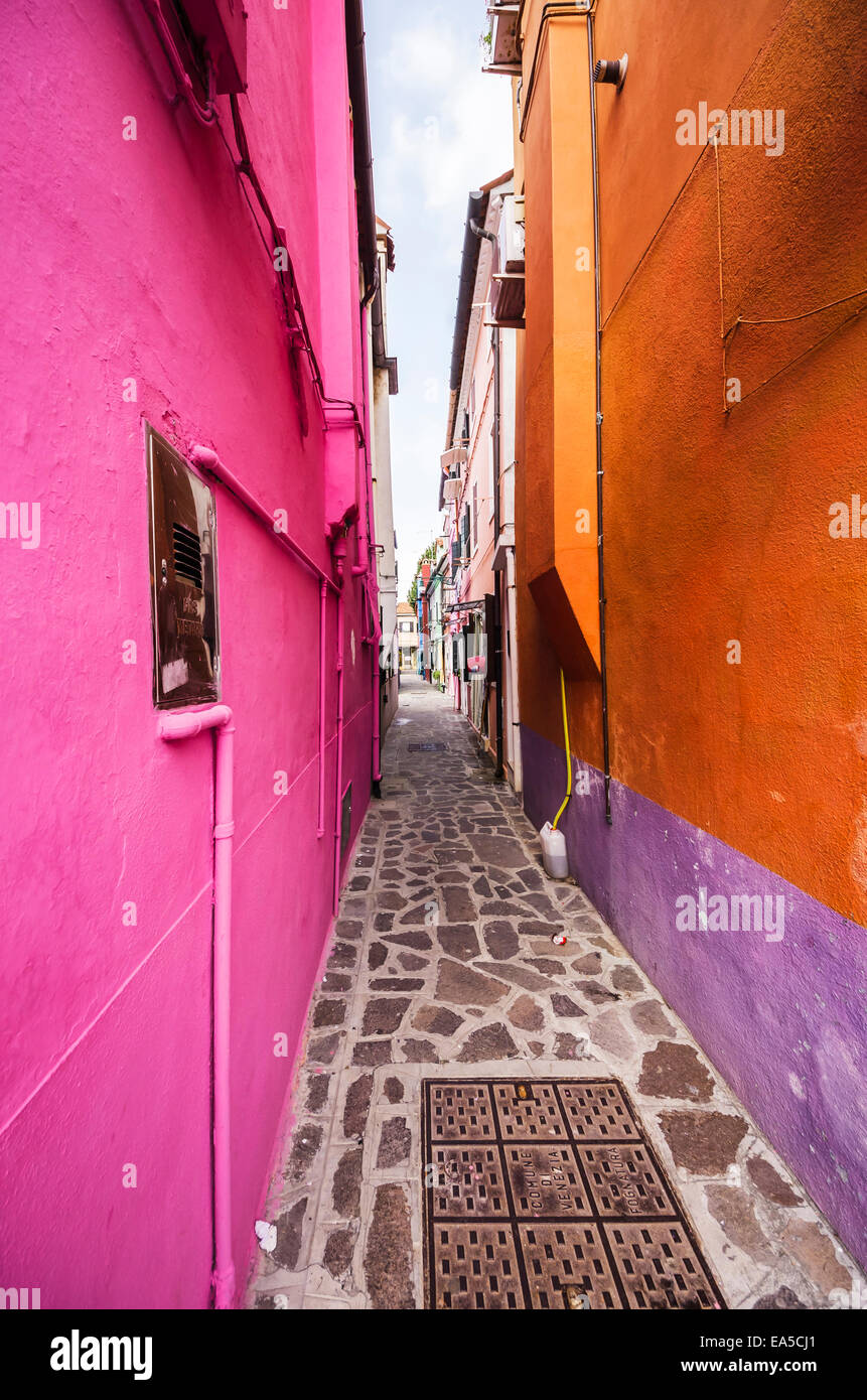 L'Italia, Veneto, Venezia e Burano, case colorate e vicolo Foto Stock