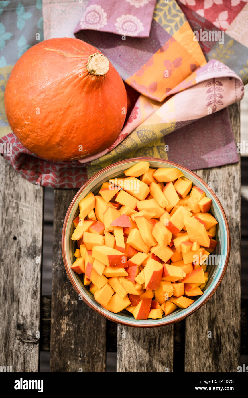 Ciotola di frammenti di Hokkaido zucca e tutta la zucca su legno Foto Stock