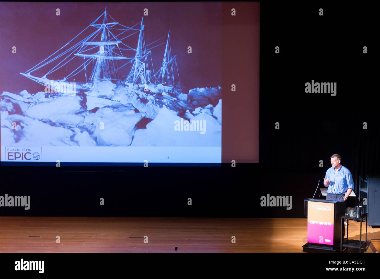 Sydney, Australia. 7 Novembre, 2014. Adventurer Tim Jarvis ha dato una lezione e ha firmato il suo libro "epica', descrivendo la sua emulazione di Sir Ernest Shackleton 1916 1500km di viaggio Antartico in un minuscolo 100-anno-vecchia barca e arrampicata in tutta l'isola remota della Georgia del Sud. Credito: MediaServicesAP/Alamy Live News Foto Stock