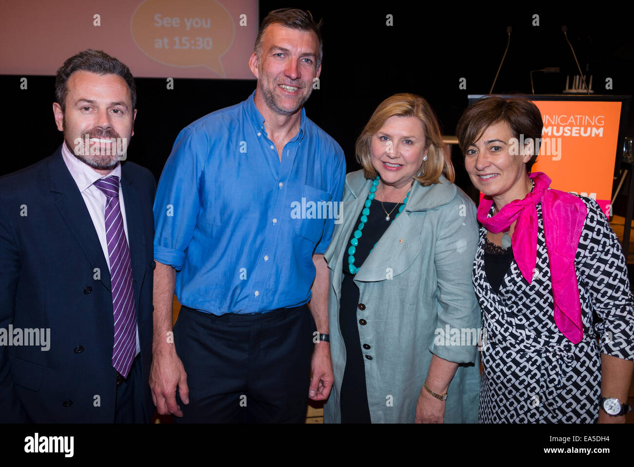 Sydney, Australia. 7 Novembre, 2014. Tim Jarvis (2L) è raffigurato in seguito alla lezione pubblica con Sydney musei viventi regista Mark Goggin (L), Museo Australiano Direttore Kim McKay (2R) e Corrine Estrada (R) da Agenda a Parigi il 'Comunicare il Museo' 2014 Conferenza. Credito: MediaServicesAP/Alamy Live News Foto Stock
