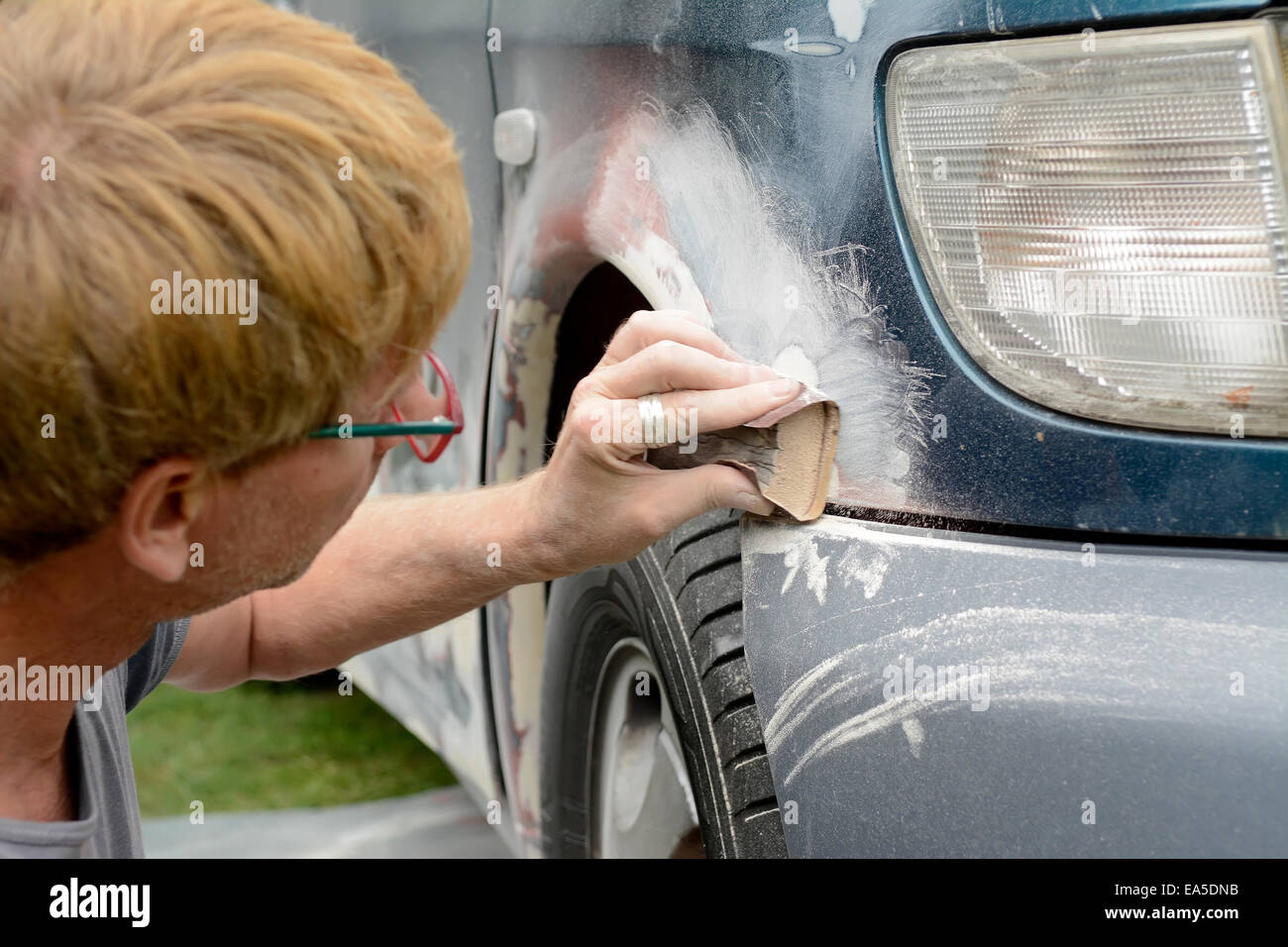 Germania, Zeuthen, uomo rammendo vernice dell'auto Foto Stock
