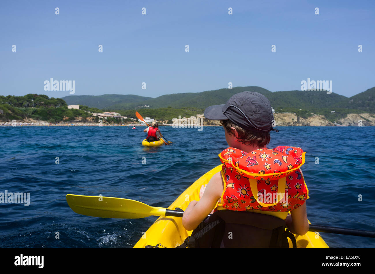 Isole Baleari Spagna, Ibiza, Es Figueral, giovane ragazzo seduto in un kayak Foto Stock