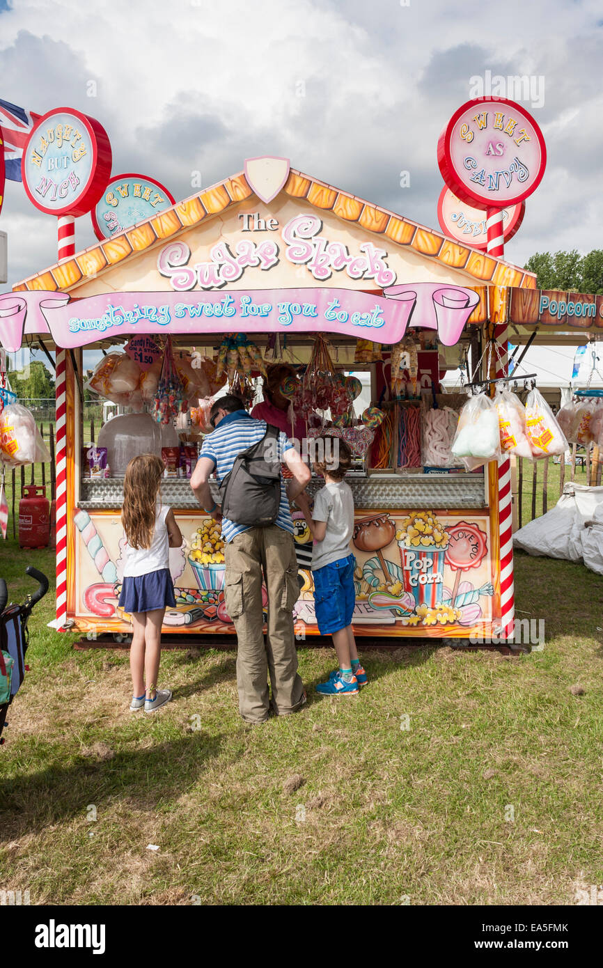 L Uomo Comprare Dolci Per I Bambini Da Una Bancarella Vendendo Zuccherino Di Spuntini In Un Inglese Estate Fiera Foto Stock Alamy