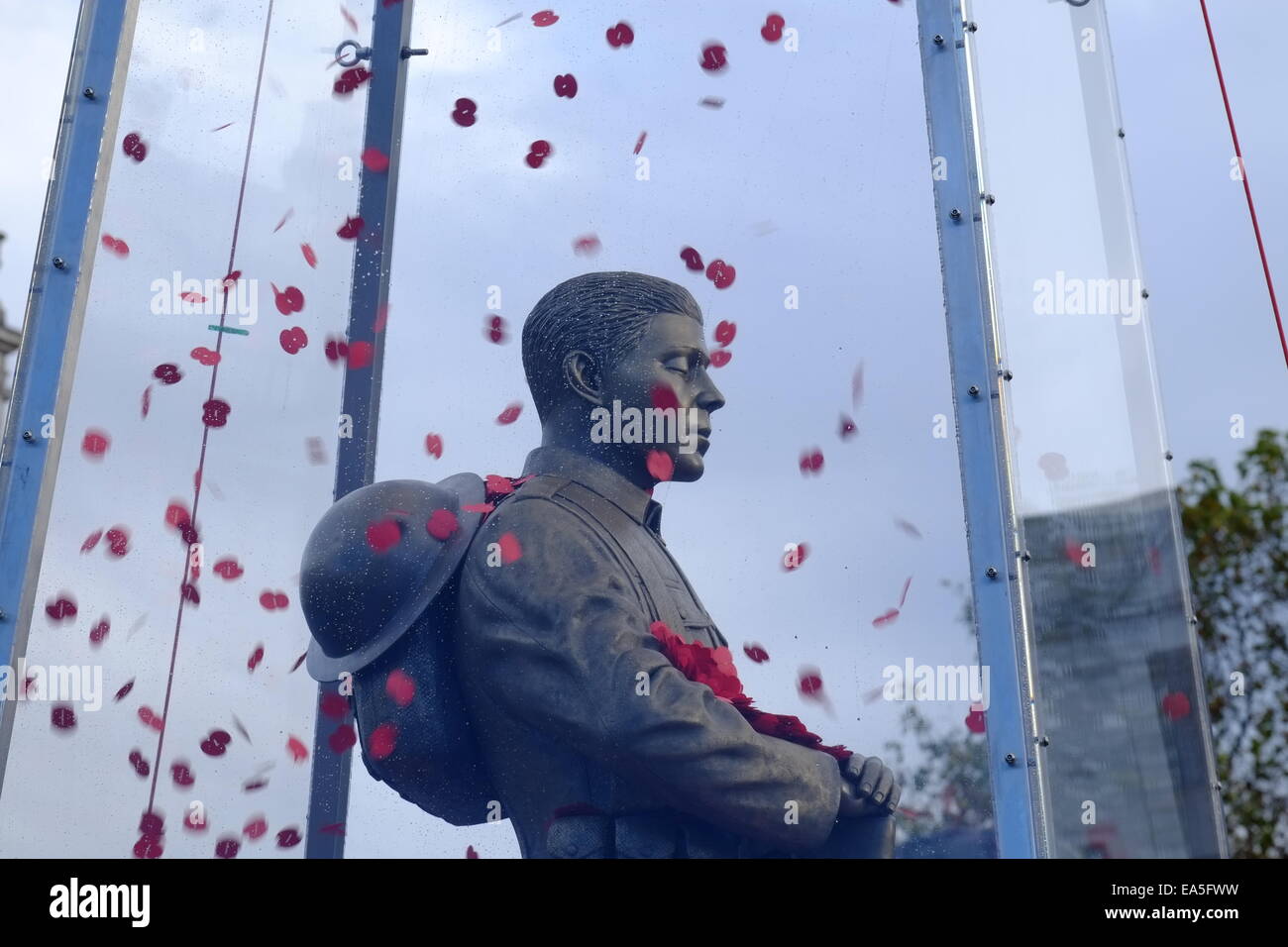 Londra, Regno Unito. 7 Novembre, 2014. Royal British Legion svelerà i ogni uomo si ricordò di scultura realizzata da Mark Humphrey . L'inaugurazione è frequentato da Judy Murray e Serena Alexander Credito: Rachel Megawhat/Alamy Live News Foto Stock