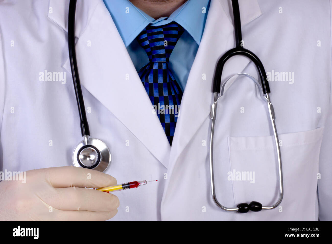 Scienziato medico pronto per l'iniezione Foto Stock