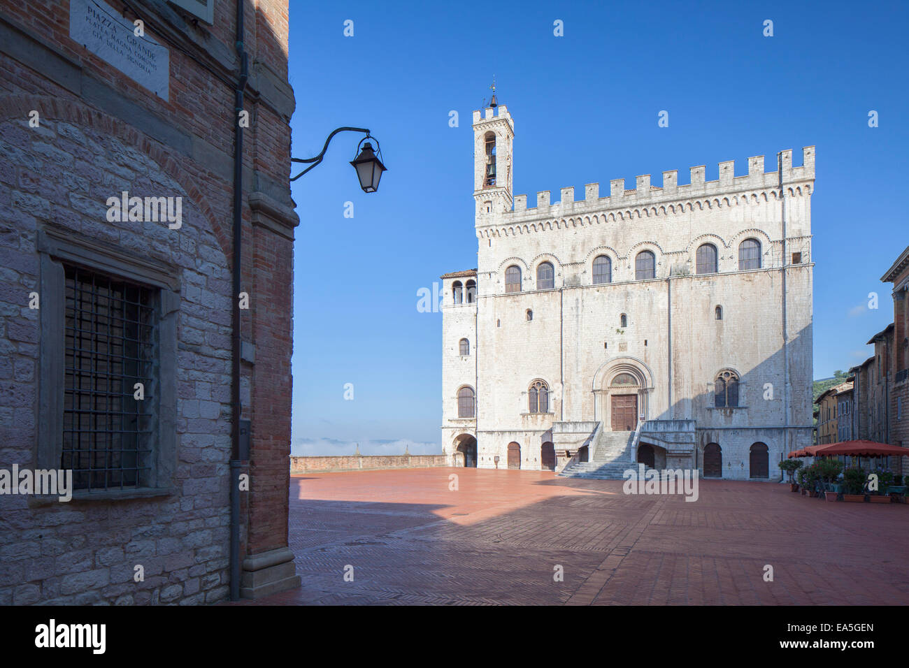 Palazzo dei Consoli in Piazza Grande a Gubbio in Umbria, Italia Foto Stock