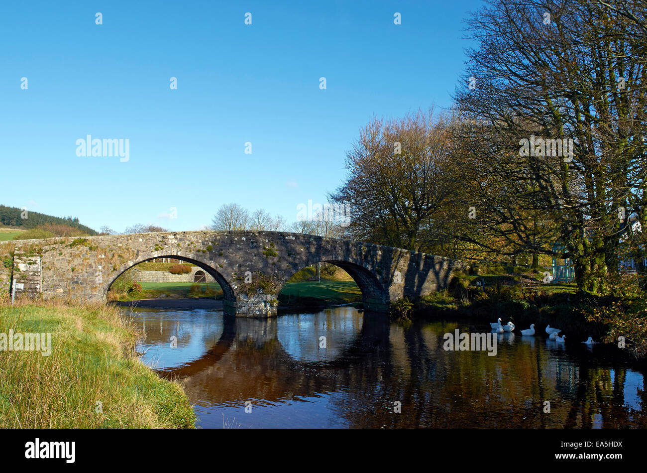 Il vecchio ponte di due ponti nei pressi di Princetown su Dartmoor nel Devon, Inghilterra, Regno Unito Foto Stock