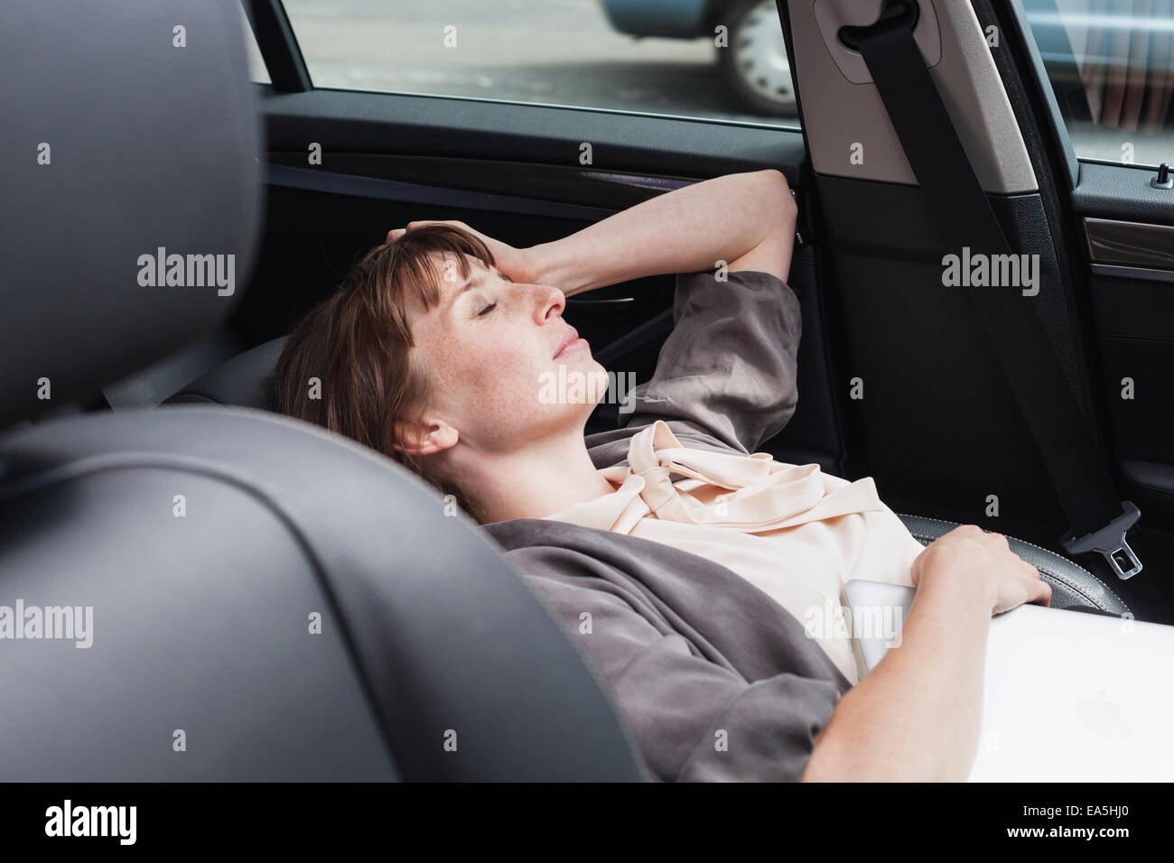 Germania, ritratto di imprenditrice rilassante in un'auto Foto Stock