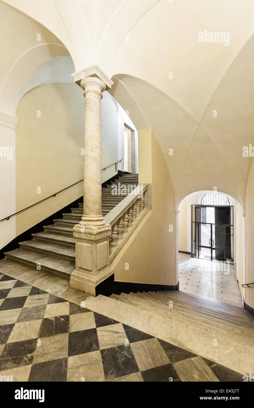 Ingresso di un bellissimo edificio storico Foto Stock