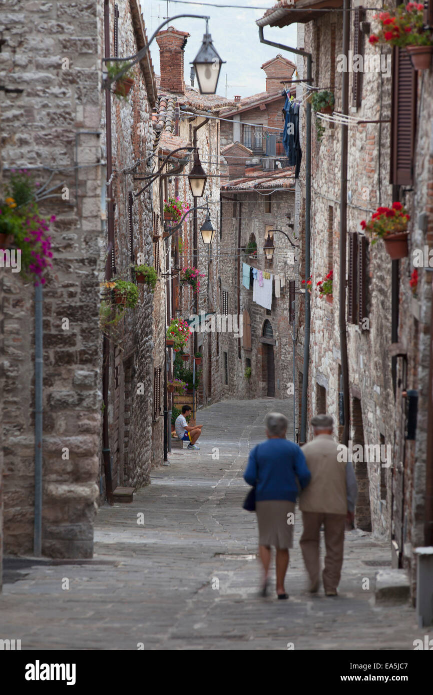 Giovane a piedi lungo Via Aquilante, Gubbio in Umbria, Italia Foto Stock