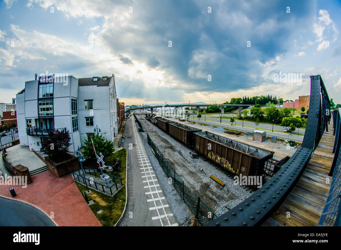 Movimento lento del carbone carri sui binari ferroviari Foto Stock